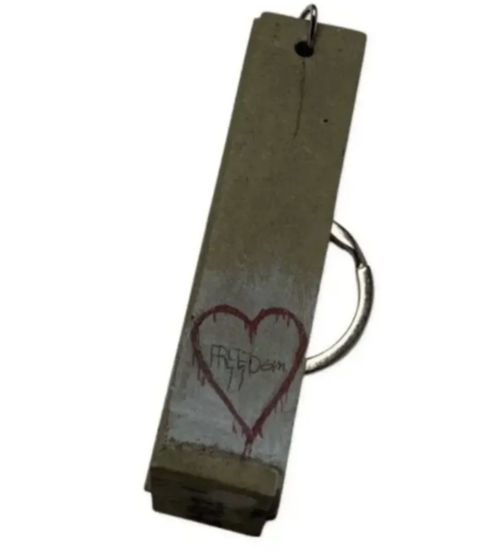 BANKSY - WALLED OFF HOTEL KEY FOB - HEART (1 of 1)