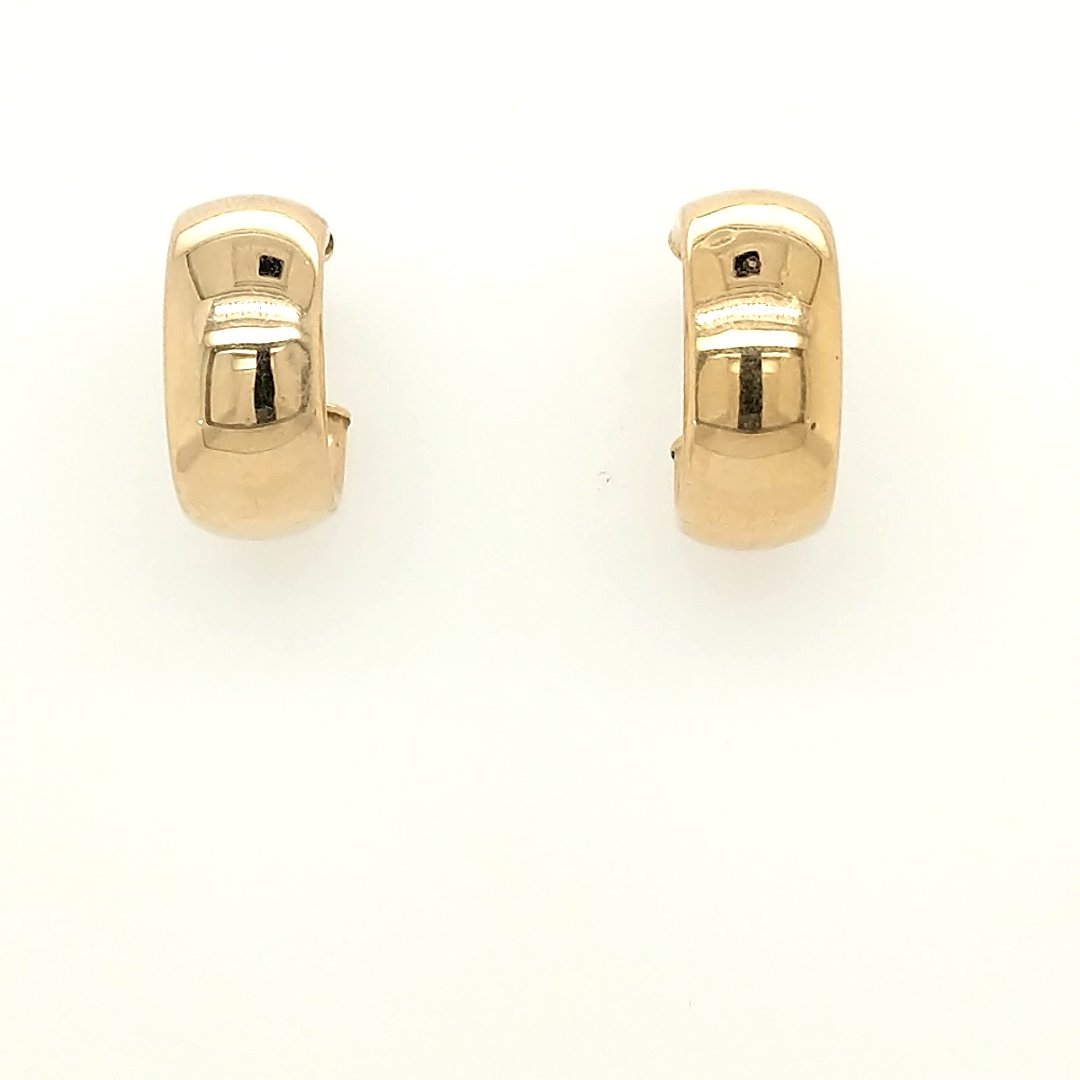A Pair of Gold huggie Earrings: Crafted in 14k yellow gold with single notch posts. Size: 3/4" from top to bottom Weight: 1.5dwt