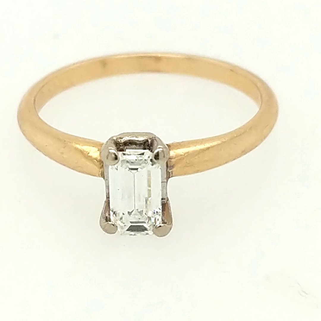 A Emerald cut Diamond Ring (1 of 3)