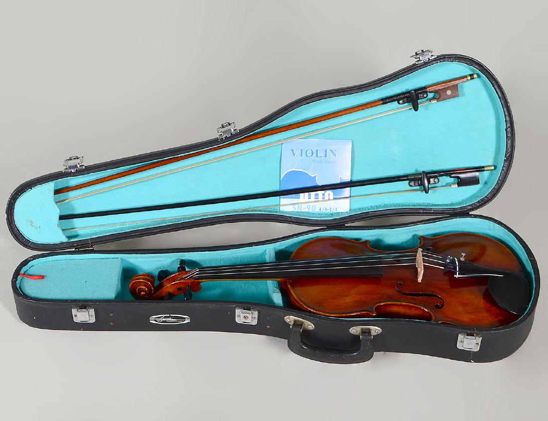 MAPLE AND SPRUCE VIOLIN WITH TWO BOWS (1 of 10)