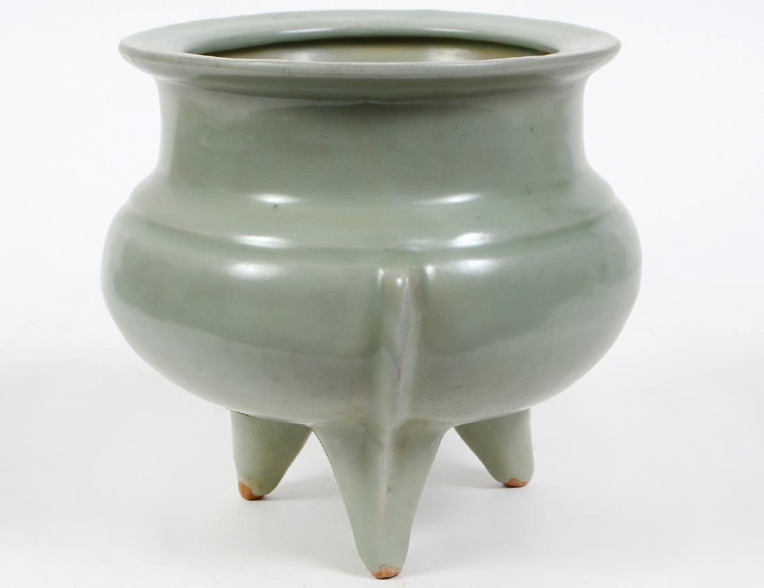 CHINESE CELADON GLAZE PORCELAIN TRIPOD CENSOR (1 of 9)