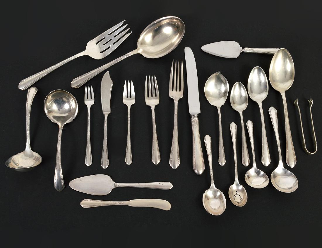 AMERICAN STERLING SILVER FLATWARE SERVICE: Towle, 20th Century. Comprising: 12 dinner knives, 12 butter spreads, 6 serving spoons, 12 table spoons, 22 tea spoons, 12 soup spoons, 12 bouillon spoons, 12 dinner forks, 12 luncheon forks, 12 cockt
