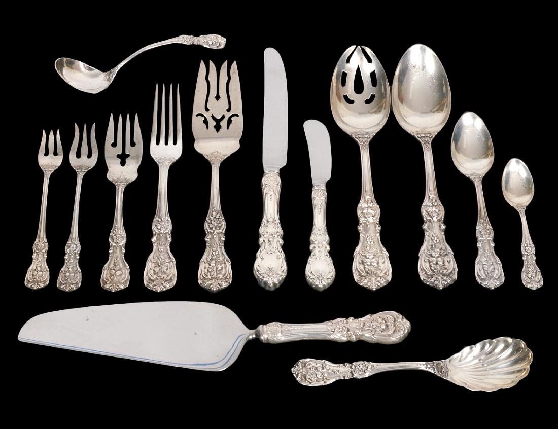 AMERICAN REED & BARTON STERLING PART. FLATWARE SERVICE: 20th Century. 116 pieces. Comprising, 20 dinner knives, 20 butter knives, 15 dinner forks, 12 fish forks, 7 oyster forks, 30 tea spoons, 3 table spoons, 3 demitasse spoons,2 serving fish forks, a berr