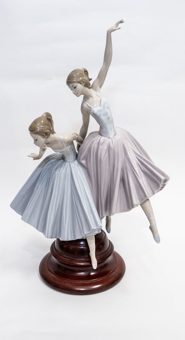 LARGE LLADRO PORCELAIN GROUP OF TWO BALLERINAS (1 of 2)