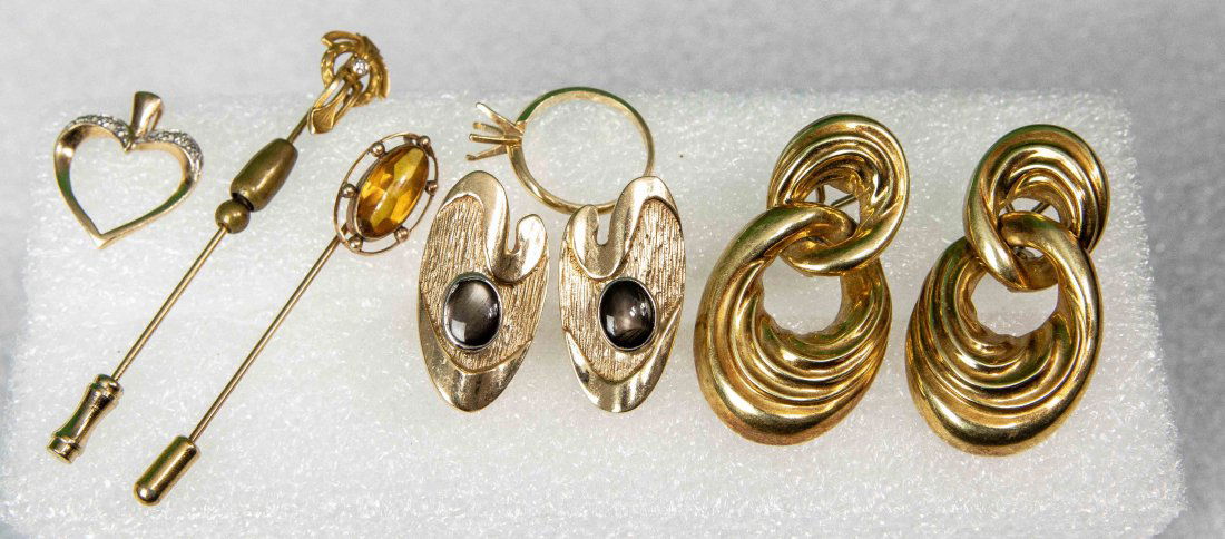 GROUP OF GOLD JEWELRY (1 of 3)