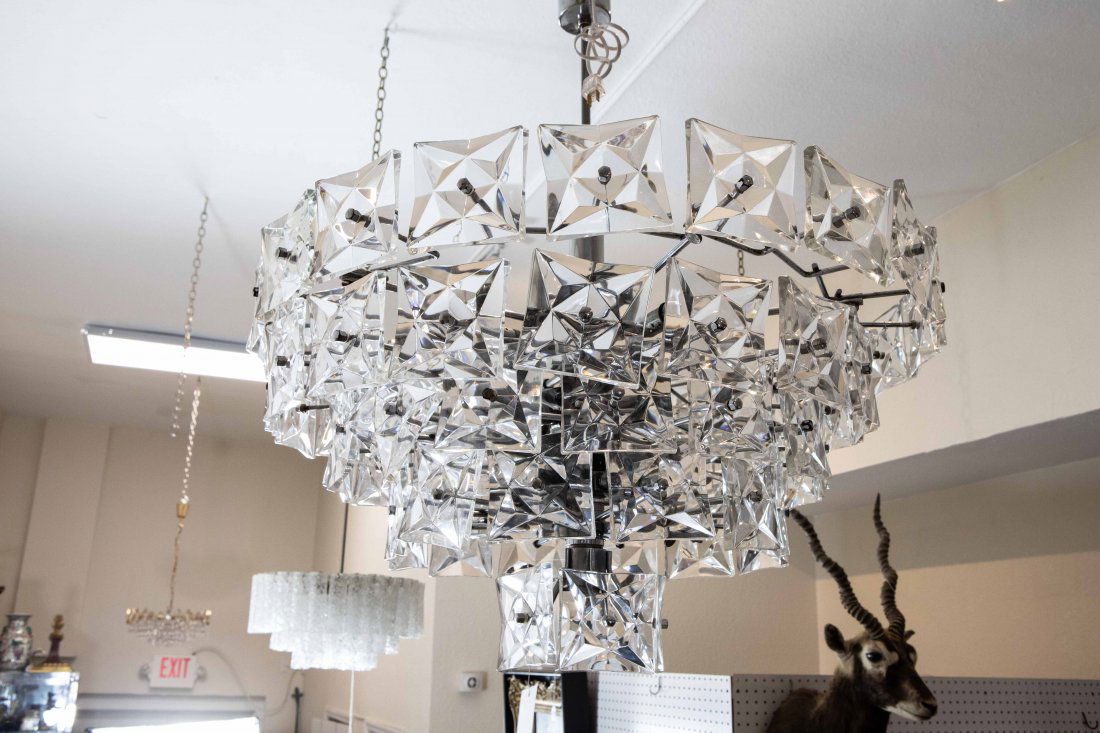 A CONTEMPORARY 18 LIGHT KINKLEDAY CHANDELIER (1 of 3)