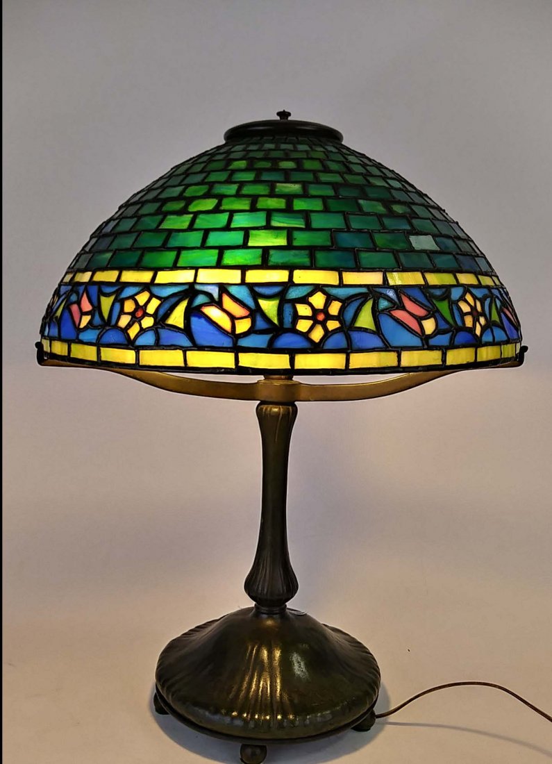 AMERICAN LEADED STAINED GLASS & BRONZE TABLE LAMP (1 of 10)