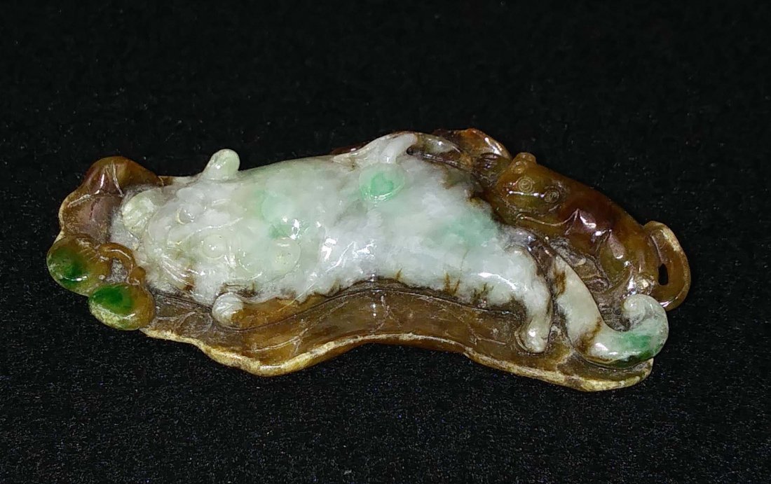 CHINESE JADEITE STUDY OF A CAT: The emerald green cat and mottled brown kitten in a reclining pose atop a mottled brown leaf. Length 3.5 in. (Cond: good)