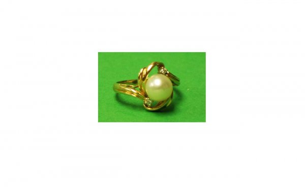 Vintage Ladies 14 Kt Yellow Gold Ring with Pear