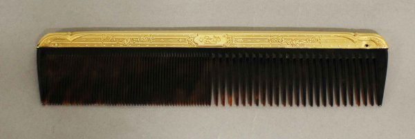 14KT YELLOW GOLD AND TORTOISE SHELL COMB: 14KT YELLOW GOLD AND TORTOISE SHELL COMB.American C. 1900. Length 7 3/4". (125/175)