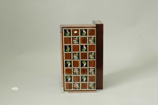 EGYPTIAN STYLE BONE FIGURAL SET: EGYPTIAN STYLE BONE FIGURAL SET Stained white and brown. Height of king 3". Height of pawn 2". With show board. (150/250)