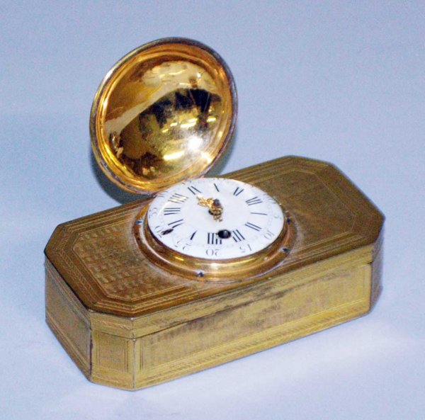 UNUSUAL BRASS SNUFF BOX