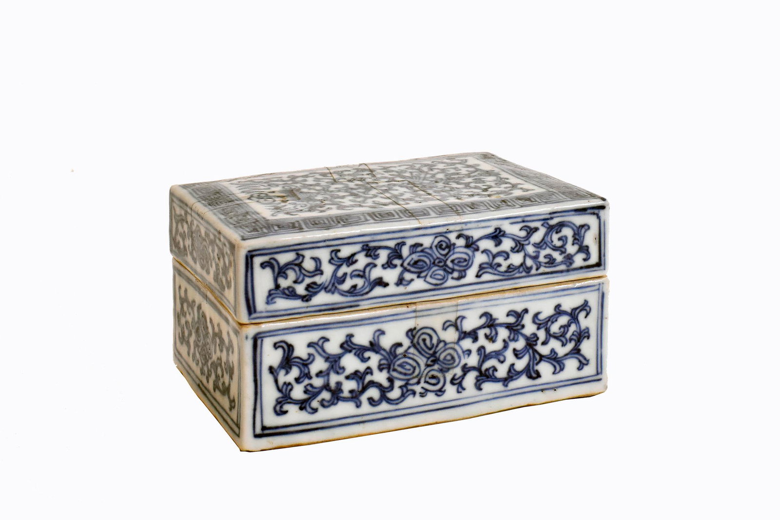 CHINESE BLUE & WHITE DECORATED PORCELAIN COVERED BOX: Ming Dynasty, Wanli Emperor (1572-1620). Unmarked. Rectangular, the top painted with a ribbon-tied strand of beads, centered by scrolling vines, all within a running border of interlaced Greek key, th