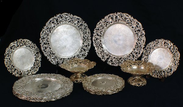 EIGHTEEN PIECE STERLING SILVER DINNER SET: EIGHTEEN PIECE STERLING SILVER DINNER SET American. Circa 1905. Maker: Roger Williams Silver Co. (Galt Bros. and Mount Vernon Silver Co.). Comprising: eight dinner plates, eight salad plates and a pai
