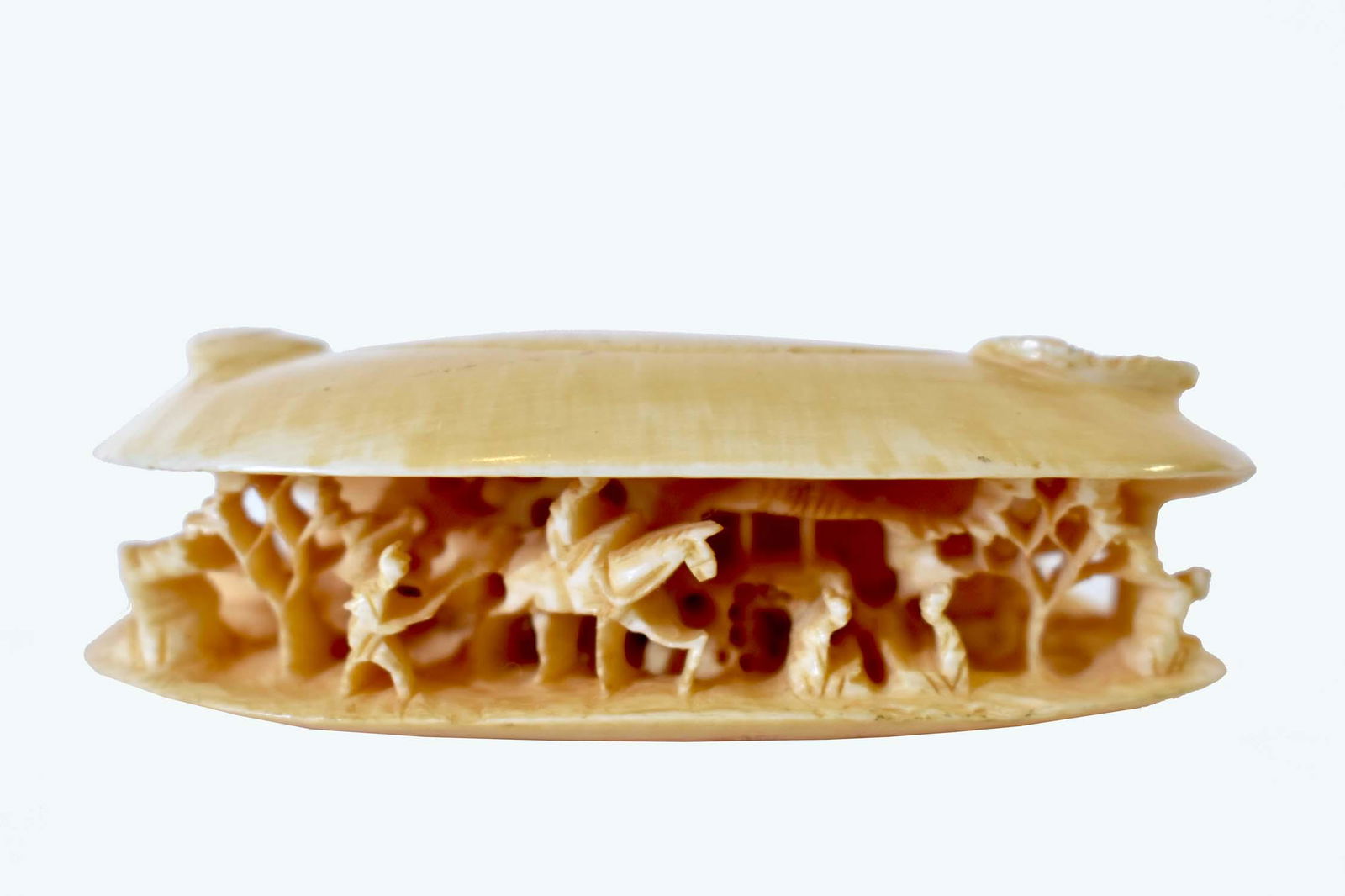 TWO CHINESE INTERNALLY CARVED MOLLUSKS (1 of 3)