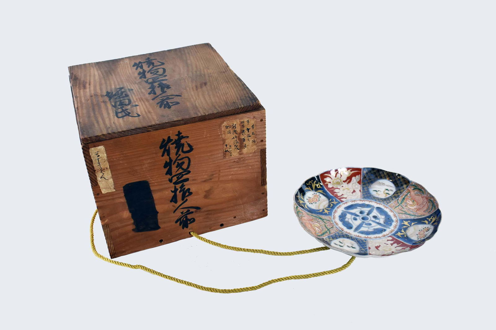 SET OF SIX JAPANESE IMARI PORCELAIN PLATES (1 of 7)