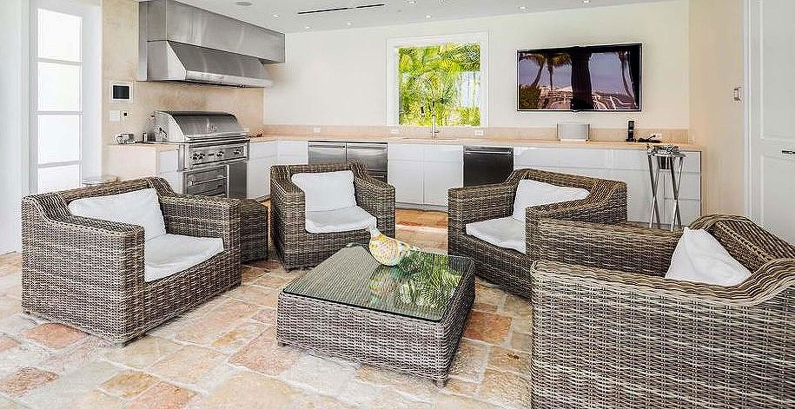 MANUTTI FIVE PIECE SUITE OF FAUX RATTAN PATIO FURNITURE (1 of 3)