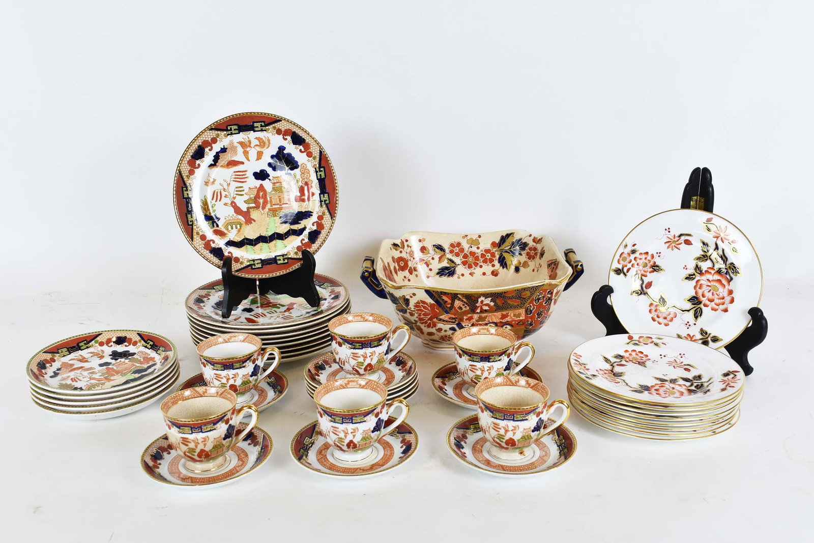 FORTY MISCELLANEOUS PIECES OF IMARI PORCELAIN (1 of 5)