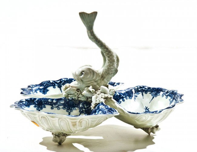 WORCESTER PORCELAIN SECTIONAL SERVING DISH: English. Early 19th Century. Composed of three shell form dishes centered by a dolphin. Diameter 8 3/4". (600/800)