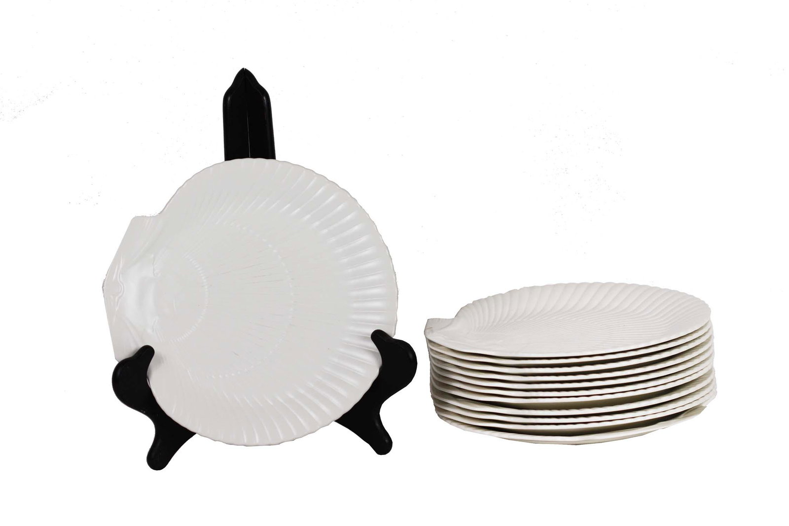 TWELVE WEDGWOOD ETRURIA OYSTER PLATES (1 of 6)
