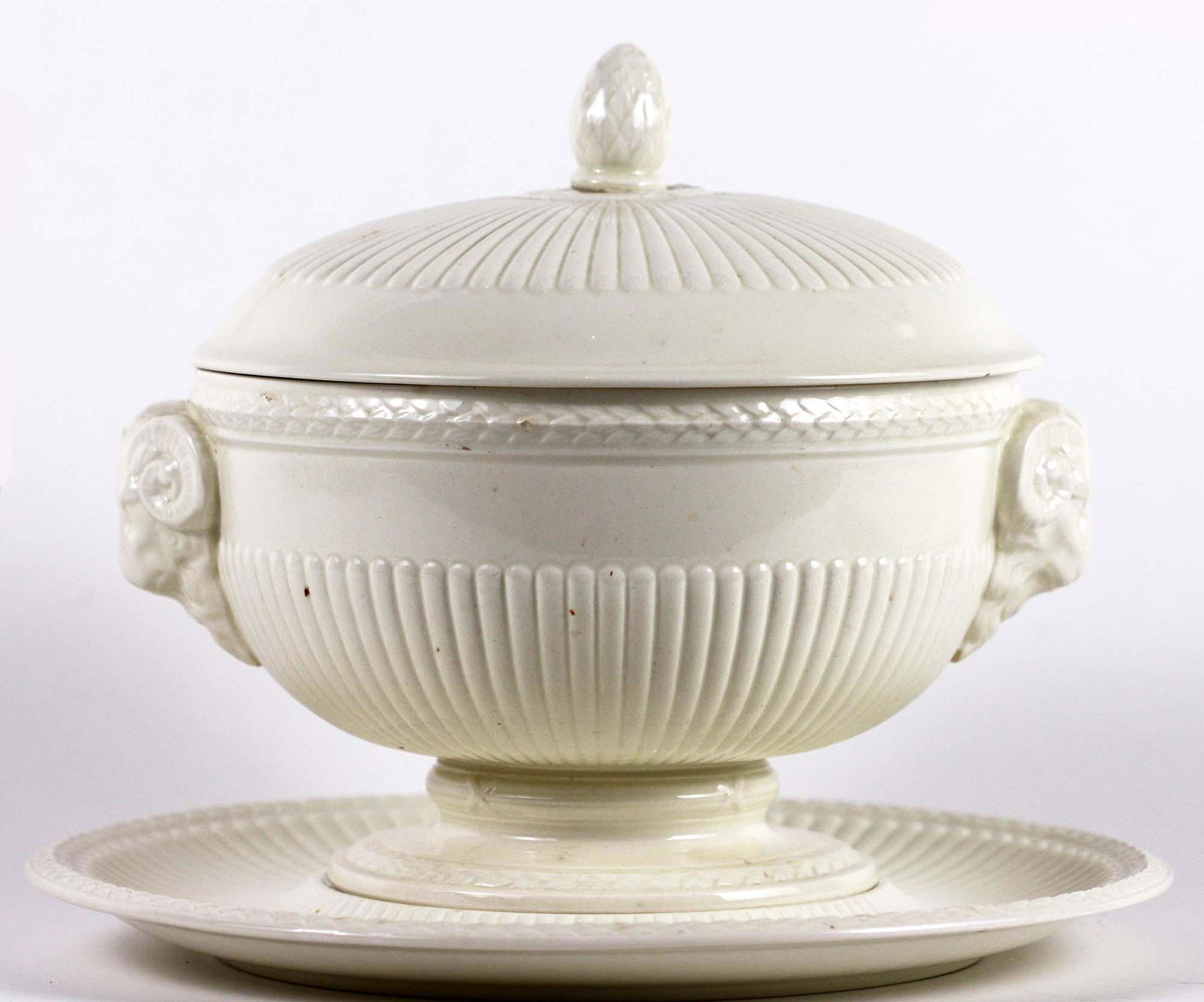 EIGHTEEN CREAMWARE POTTERY TABLE ITEMS (1 of 14)