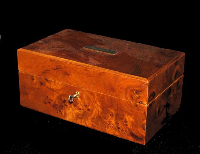 GEORGIAN STYLE BURL WALNUT HUMIDOR: length 10 5/8".