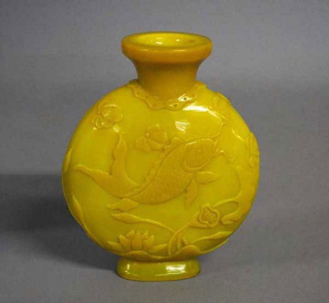 YELLOW CARVED PEKING GLASS VASE