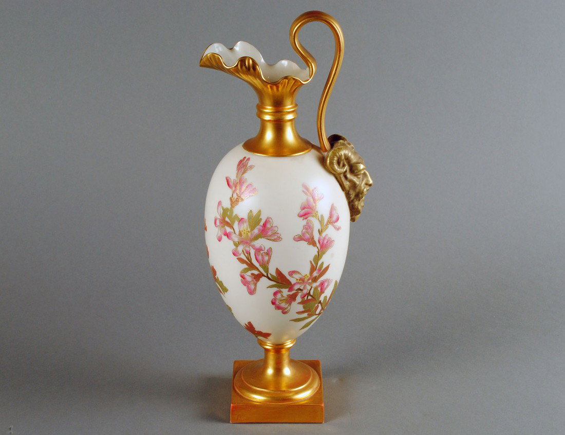 ROYAL WORCESTER PORCELAIN JUG: English. Date mark for 1890. Shape No. 1144. Height 10 3/4". (150/250)