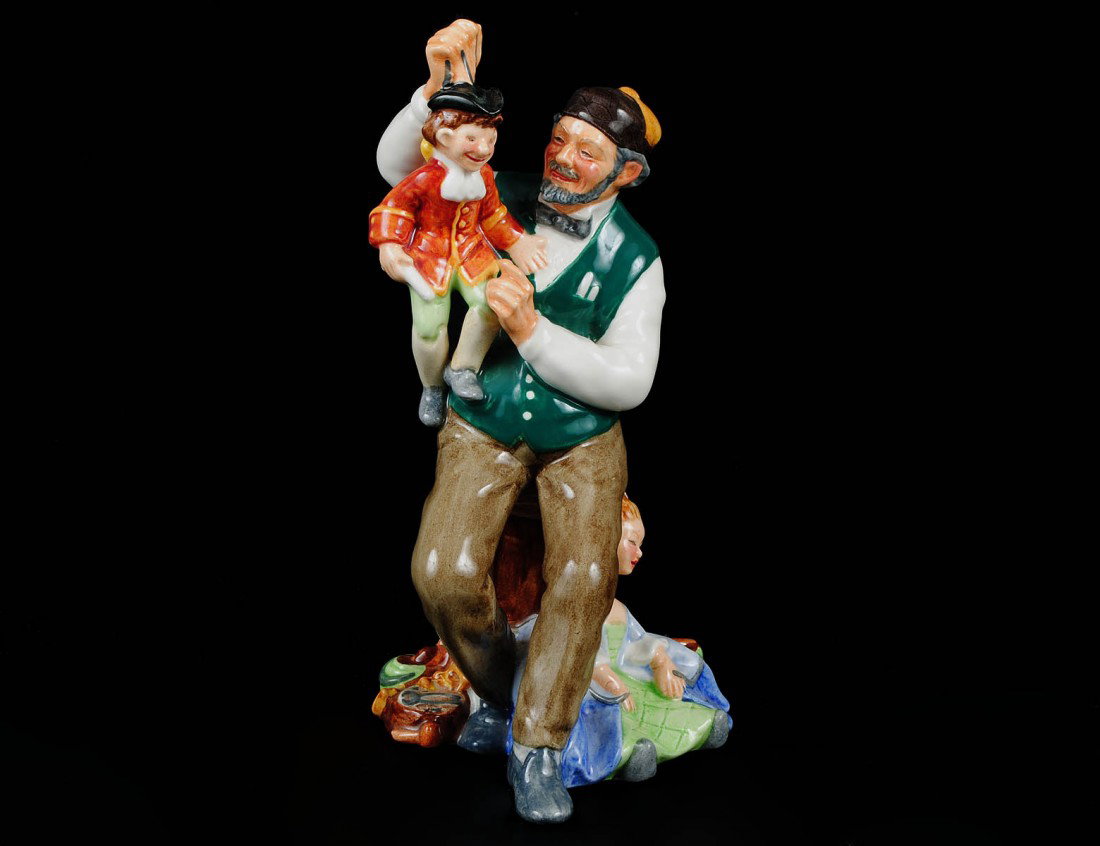 ROYAL DOULTON PORCELAIN FIGURE "THE PUPPET MAKER": English. Model No. HN2253. Height 8". (150/200)