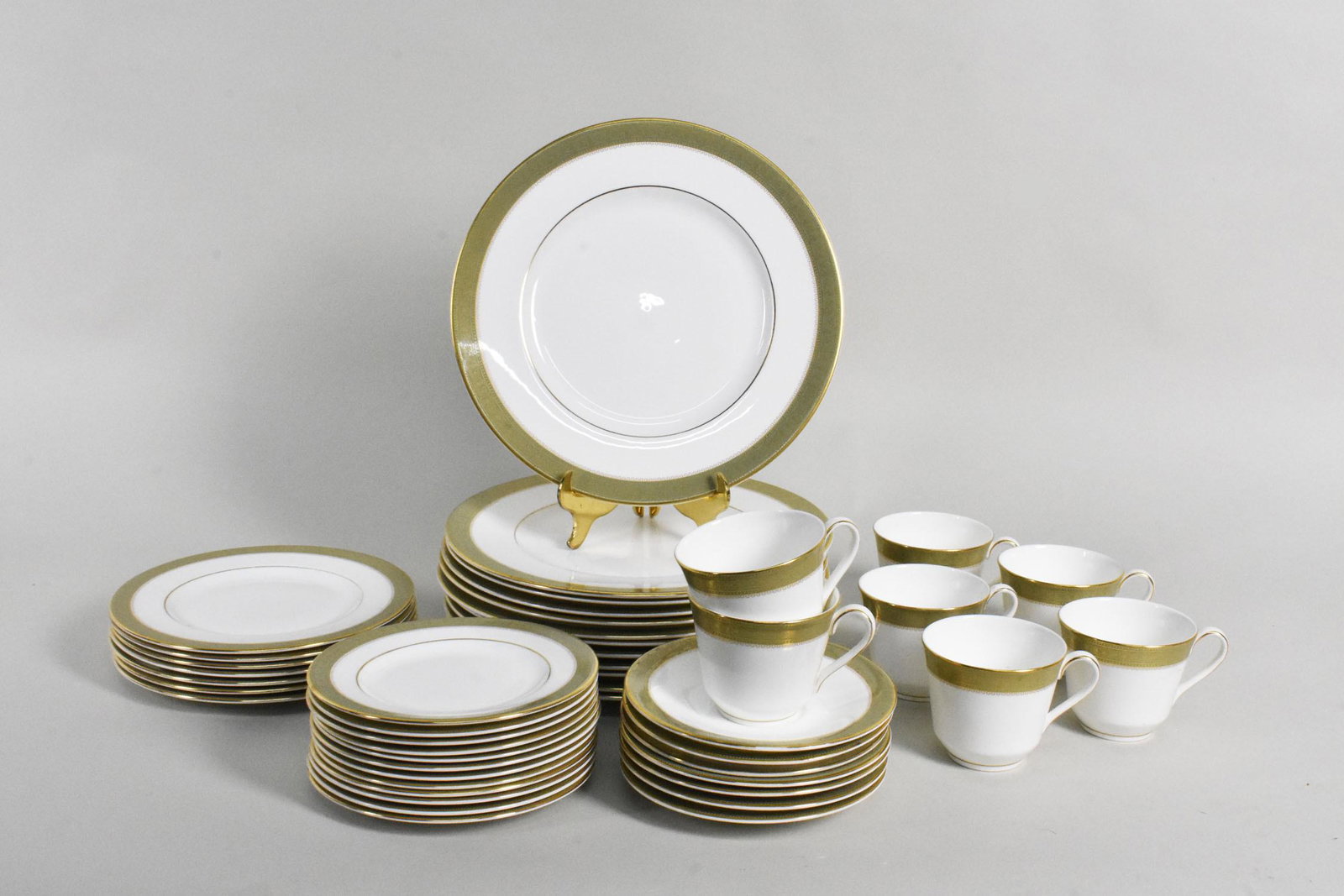 ROYAL DOULTON BELVEDERE PATTERN PORCELAIN PART DINNER SERVICE, The underside of each with factory (1 of 5)