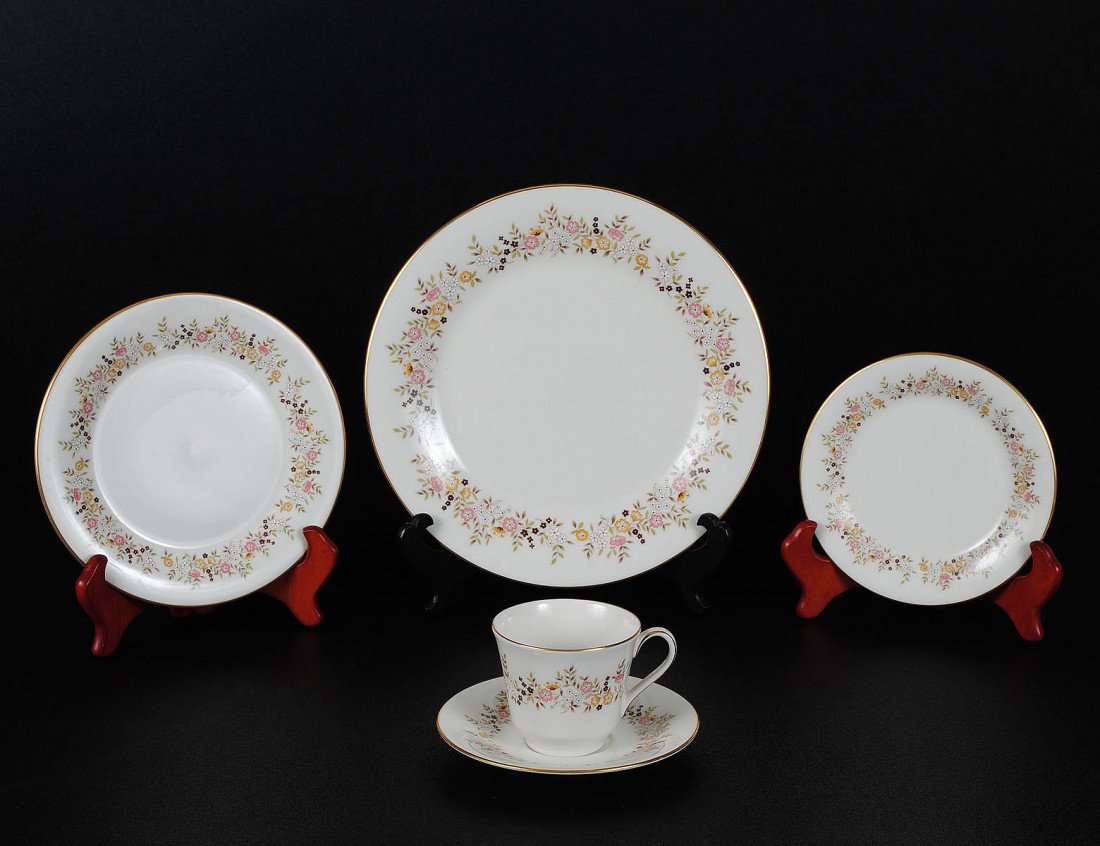 FORTY PIECE ROYAL DOULTON PORCELAIN DINNER SERVICE: English. In the "Woodstock" pattern. Comprising: eight dinner plates, eight salad plates, eight bread and butter plates, and eight cups and saucers. (200/300)