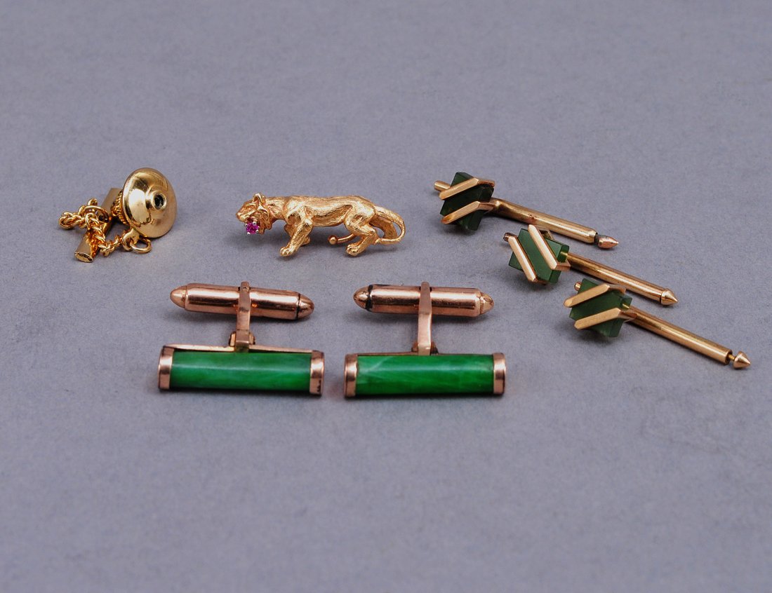 YELLOW GOLD TIE TACK: In the form of a panther. Together with a pair of fourteen karat cufflinks and three shirt studs. (100/150)