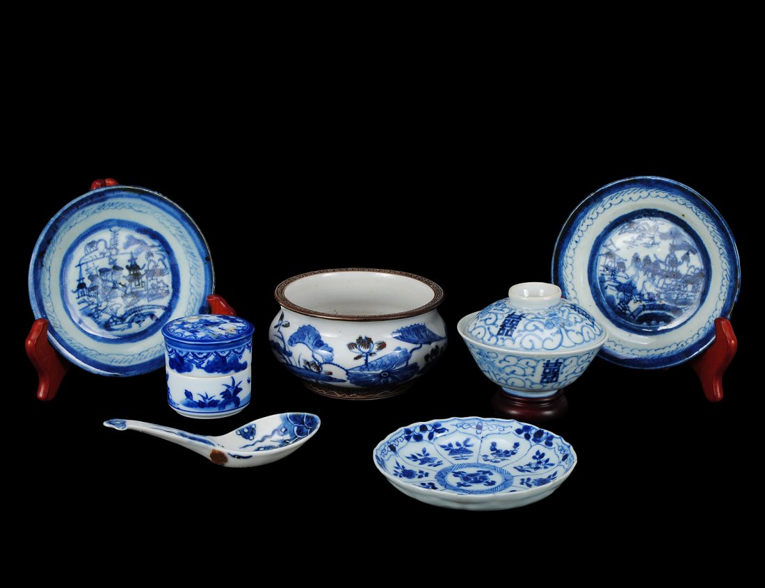 GROUP OF SEVEN BLUE AND WHITE PORCELAIN ARTICLES: Chinese. Various ages. Comprising: bowl, rice bowl and cover, two sectional jars and three plates. (150/200)