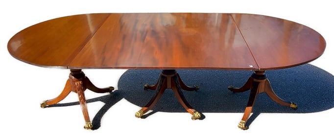 Georgian Style Mahogany Triple Pedestal Dining Table, 20th Century, the reeded rectangular top with