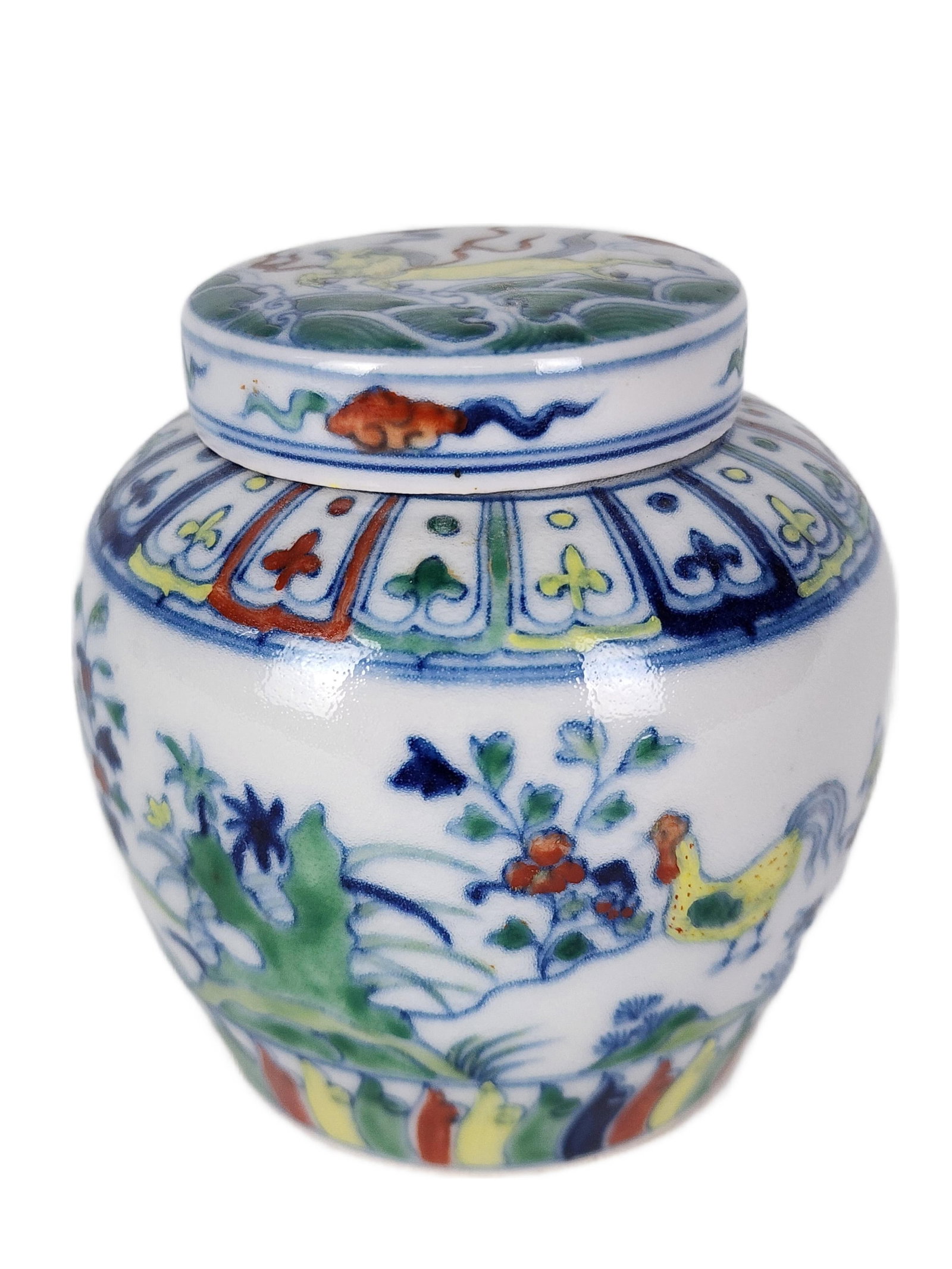 Chinese Chenghua Style Wucai Porcelain Lidded Box, 20th Century, underside with double ring: Chinese Chenghua Style Wucai Porcelain Lidded Box, 20th Century, underside with double ring character mark in blue, 3 1/2" h.