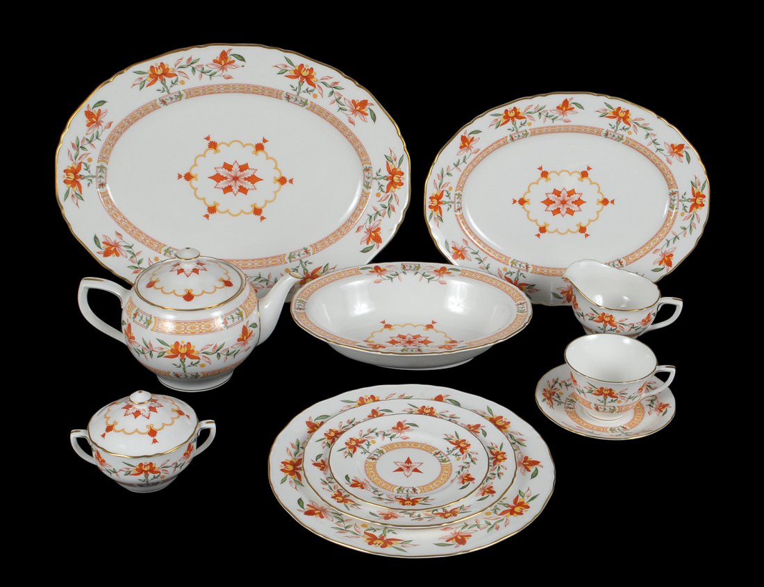 EIGHTY PIECE ROYAL WORCESTER PORCELAIN PART DINNER SERV: English. In the "Chamberlain" pattern. Comprising: twelve dinner plates, twenty-four salad plates, ten bread and butter plates, fourteen cups and saucers, tea pot, covered sugar bowl, creamer, vegetab