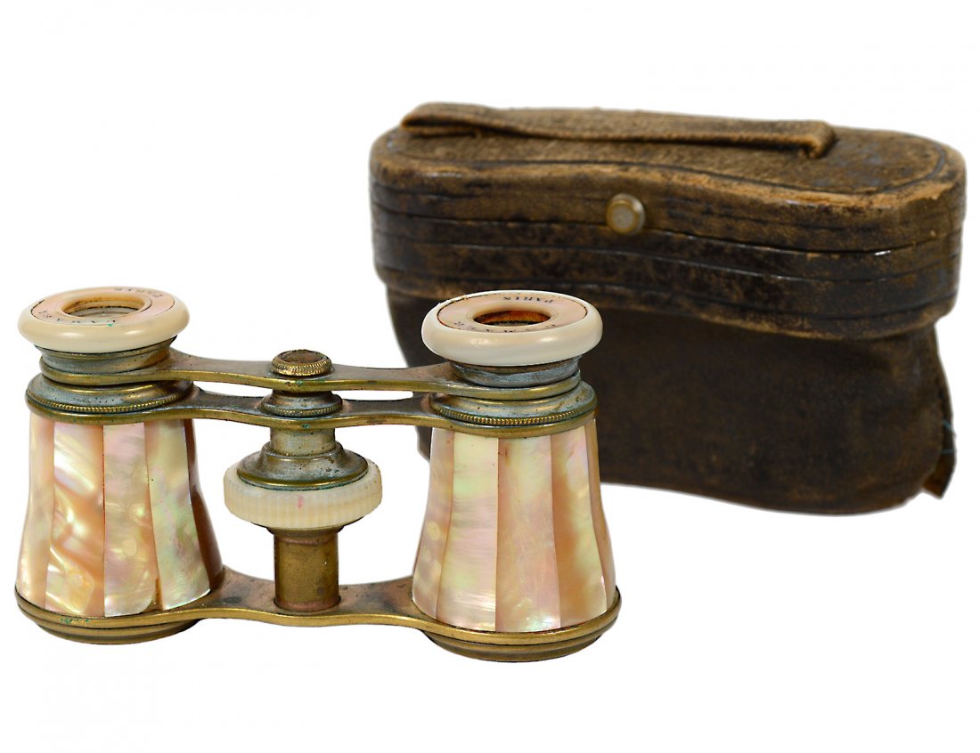 MOTHER OF PEARL AND BRASS OPERA GLASSES: French. Paris. Maker: Camaer. In leather case. (100/150)