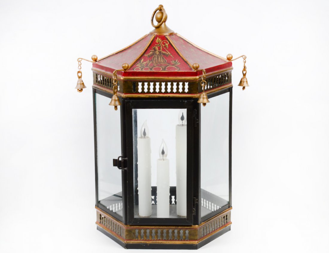 BLACK AND GOLD PAINTED TOLE COACH LIGHT: With chinoiserie decoration. Height 16 1/2". (100/500)