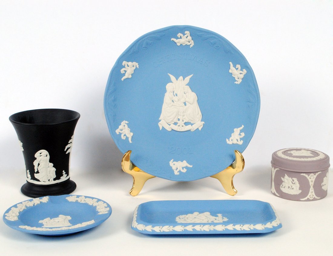 GROUP OF FIVE WEDGWOOD JASPER-WARE TABLE ARTICLES: English. Comprising: blue and white 2001 Christmas plate; ashtray; pen tray; black and white vase, height 3 5/8"; and a lilac and white stamp box and cover. (100/500)