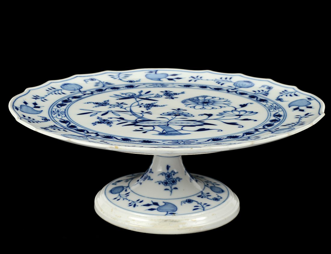 MEISSEN PORCELAIN PEDESTAL CAKE STAND: German. 20th Century. In the "Blue Onion" pattern. Diameter 12 1/2". (350/450)