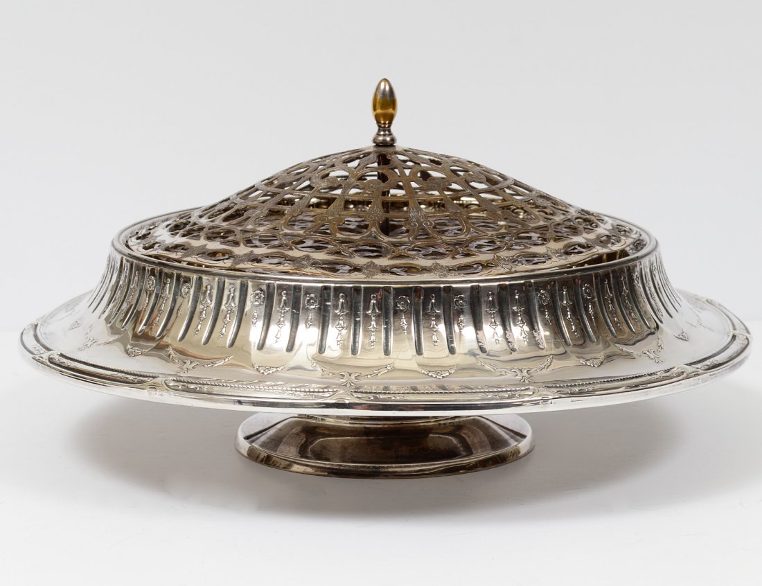 STERLING SILVER CENTER BOWL: American. Maker: Gorham. In the "Marie Antoinette" pattern. Diameter 13". With silver plated frog. (34 oz) (400/600)