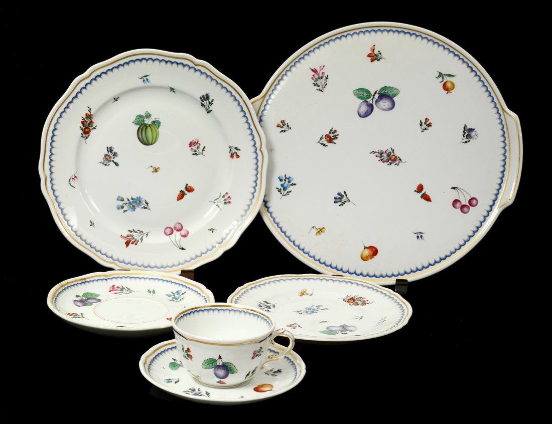 SIXTEEN PIECE GINORI PORCELAIN PART TABLE SERVICE (1 of 3)