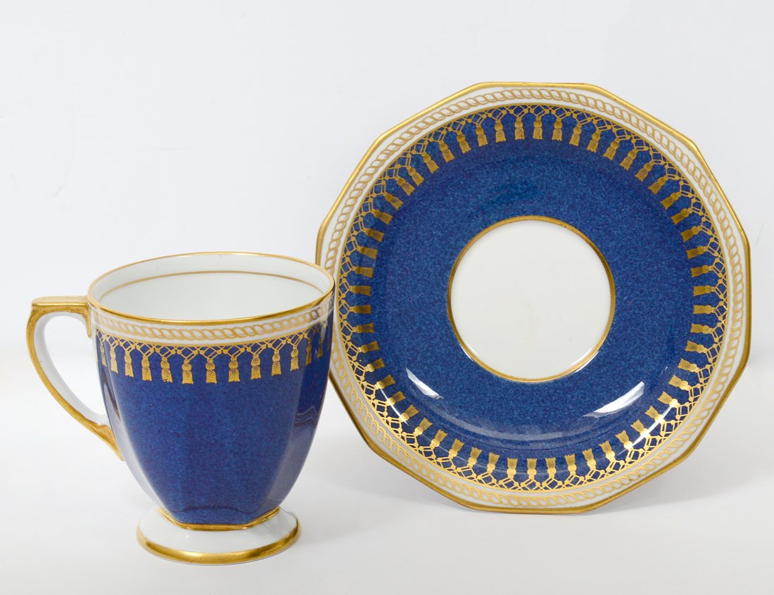 SET OF TWELVE COPELAND SPODE PORCELAIN CUPS AND SAUCERS: English. 20th Century. In the "Ryde" pattern. (200/300)