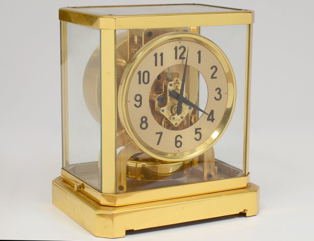 LE COULTRE & CO. BRASS AND GLASS ATMOS CLOCK: Swiss. 20th Century. Height 9 1/4". (300/500)