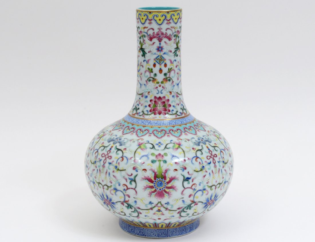 FINE FAMILLE ROSE PORCELAIN VASE (1 of 10)