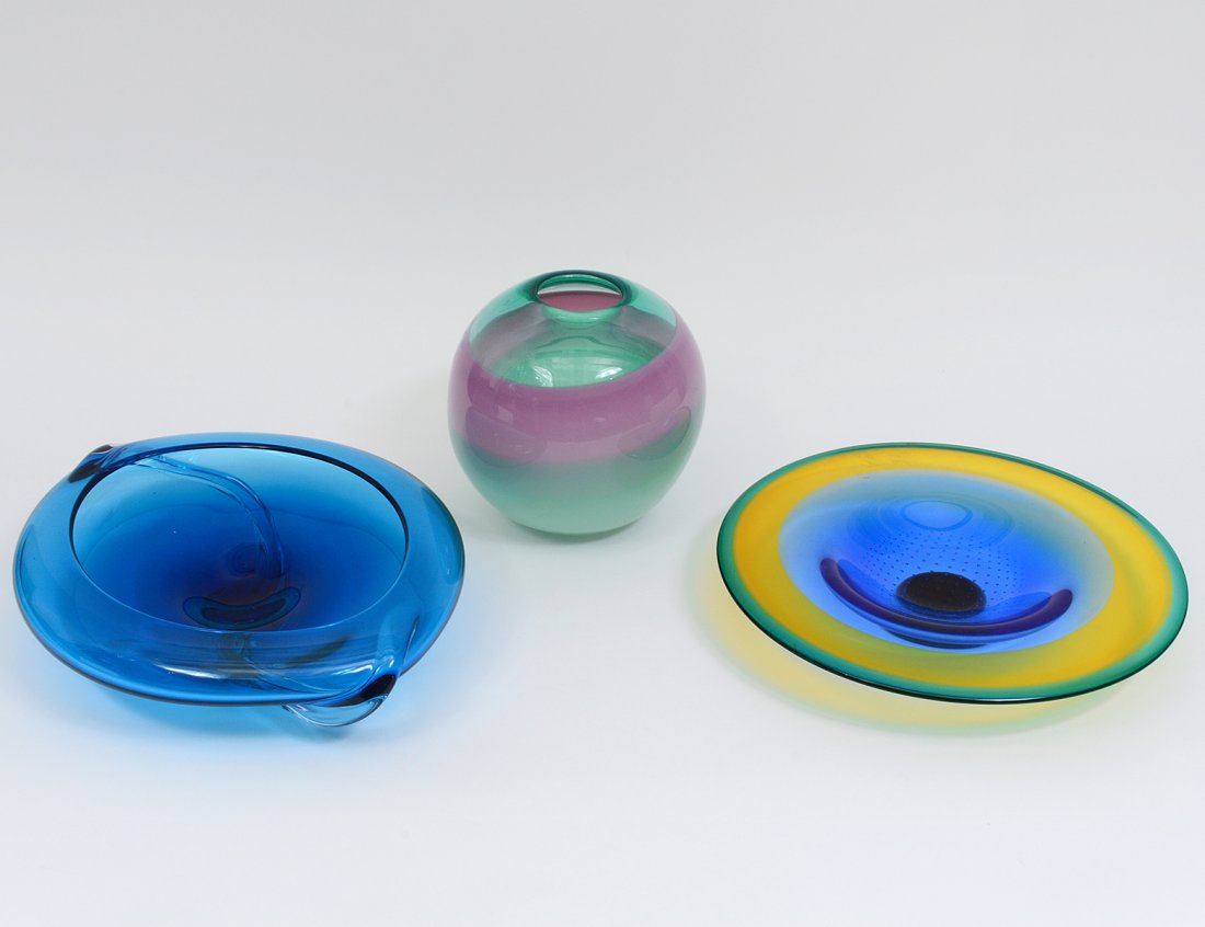 GROUP OF THREE CONTEMPORARY GLASS TABLE ARTICLES (1 of 8)
