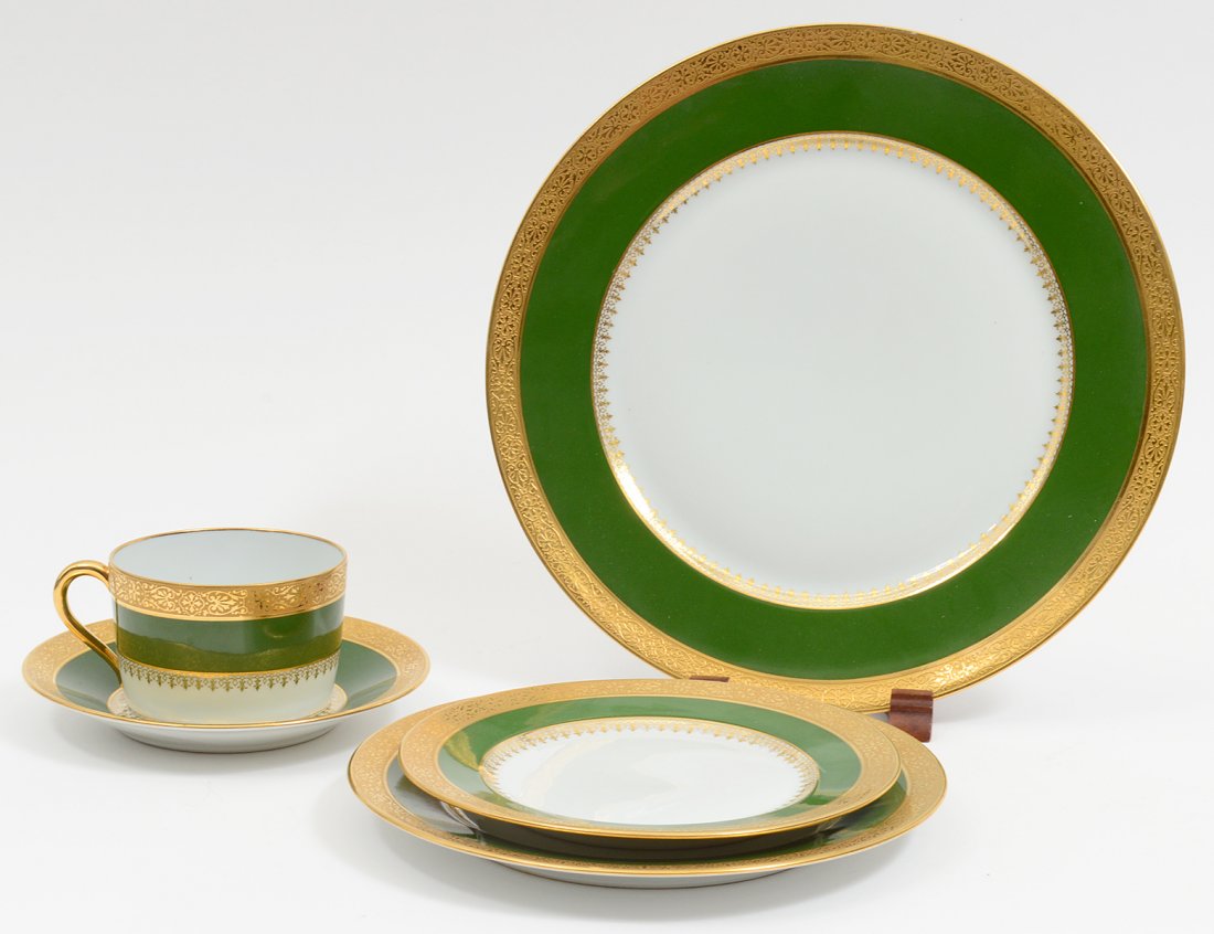FORTY-THREE PIECE LIMOGES PORCELAIN PART DINNER SERVICE: French. By Haviland. Comprising: nine dinner plates, nine salad plates, seven bread and butter plates and nine cups and saucers. (400/500)