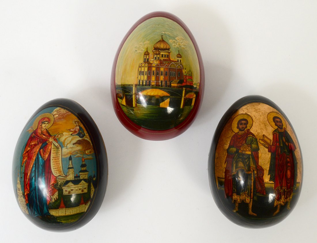 SET OF THREE RUSSIAN LACQUERED EGG FORM BOXES (1 of 8)