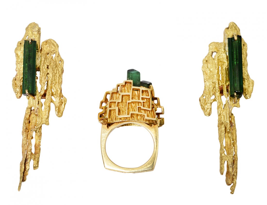 EIGHTEEN KARAT GOLD AND GREEN TOURMALINE SUITE OF: Ring with H. Stern mark. Comprising: ring and a pair of earrings. (21 dwt) Ring size 4 3/4. (Cond: one stone missing from ring) (1500/2000)