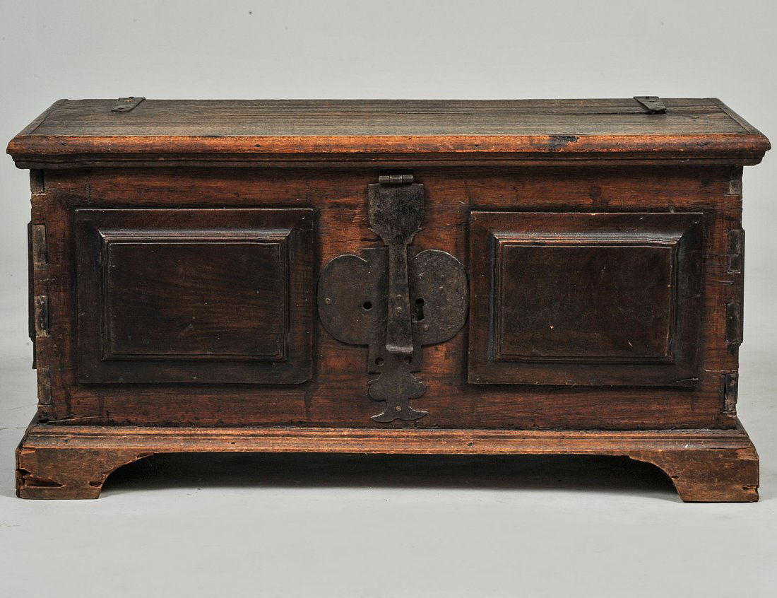 COLONIAL STYLE COFFER (1 of 4)